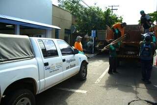 Operários da prefeitura promovem limpeza após inúmeras denúncias (Foto: Marcos Ermínio)