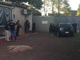 Policiais no estacionamento de motel, onde homem foi morto nesta tarde (Foto: Porã News)
