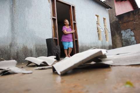 Domingo teve 12 casas destelhadas em quatro bairros de Campo Grande