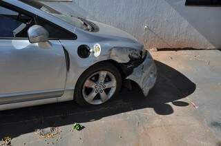 Carro roubado e envolvido em acidente ficou com frente danificada (Foto: Marcelo Calazans)
