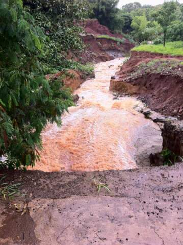  Chuva faz aumentar eros&atilde;o e entope lago no R&aacute;dio Clube