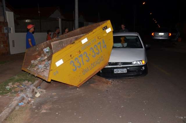 Condutor perde controle e colide com ca&ccedil;amba no Oiti