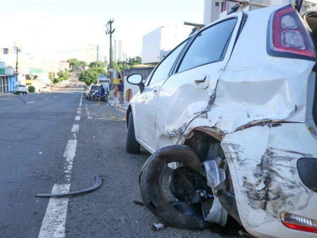Motorista bate em carro estacionado, perde controle e atinge poste 