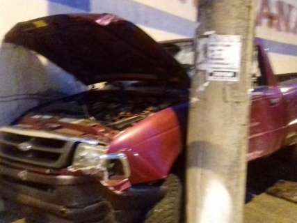 Embriagada, mulher bate caminhonete em placa, poste e parede de imóvel 