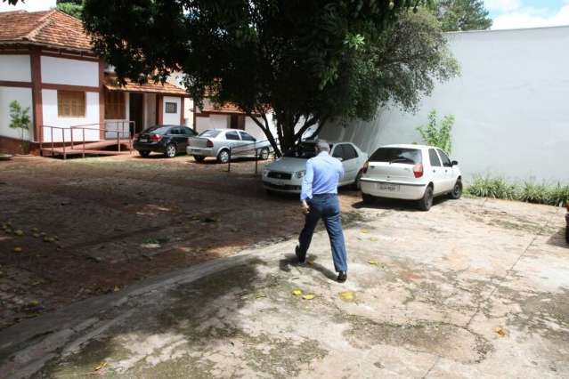 Mais dois secret&aacute;rios municipais chegam para reuni&atilde;o com Bernal