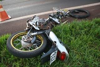 A motocicleta ficou totalmente destruída. (Foto: Sidnei Bronka)