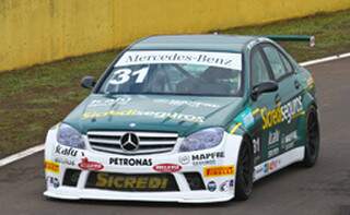 Com 127 pontos e 10 corridas disputadas, João Campos, piloto da Sicredi Racing, é o líder da categoria Mercedes-Benz Grand Challenge. (Foto: Divulgação)