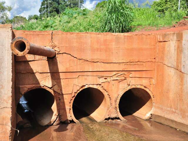  Moradores reclamam de estragos em obras no C&oacute;rrego Caba&ccedil;a