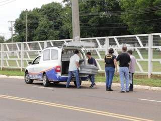 Funerária esteve no local para retirar corpo de idoso atropelado por S-10 (Foto: Kísie Ainoã)