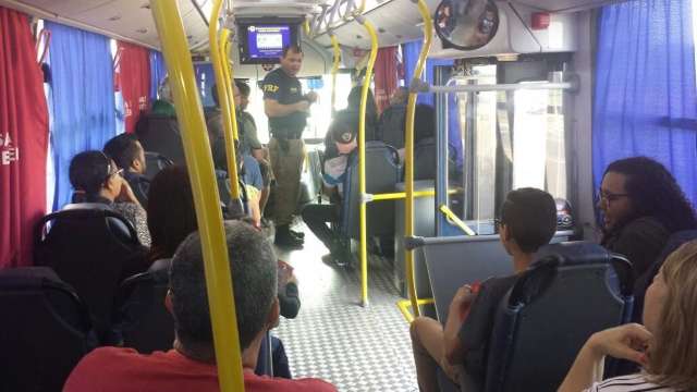 PRF orienta motoristas para evitar acidentes perto de acampamentos