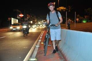 Quem passa pela ciclovia da Afonso Pena se aperta em uma faixa de menos de um metro. (Foto: João Garrigó)