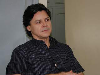 Paulo Duarte, deputado estadual do PT, lidera a pesquisa de intenções de voto com 25 pontos percentuais a mais que a segunda colocada, Solange Alves de Oliveira (PMDB) (Foto: Arquivo) 