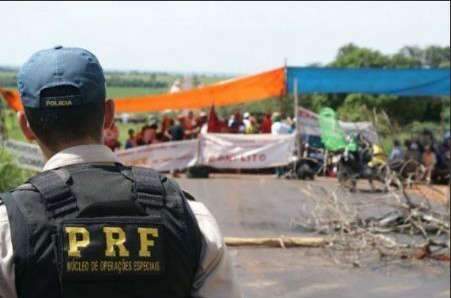 Sem terra bloqueiam rodovia BR 163 na região de Itaquiraí Interior