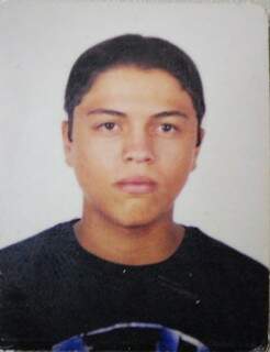 Múcio tem 23 anos e foi visto pela última vez em Campo Grande, na região da saída para Cuiabá (Foto: Reprodução)