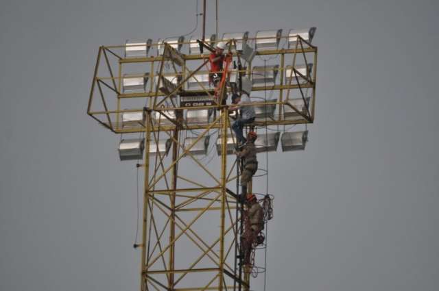 Desempregado cede aos apelos ap&oacute;s 90 minutos e desce de torre