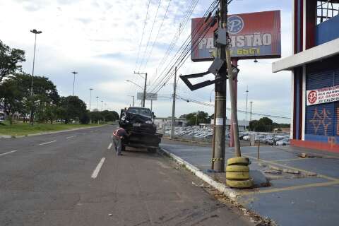 Motorista faz contorno errado e carro colide em poste 