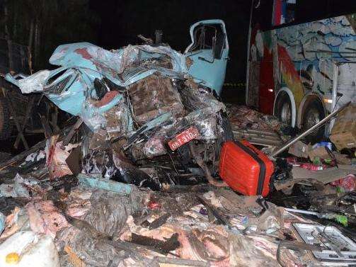 Acidente entre &ocirc;nibus e caminh&atilde;o mata cinco; veja lista de passageiros