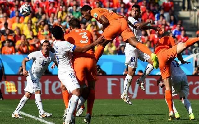 Holanda vence Chile por 2 a 0 e mant&eacute;m 100% de aproveitamento