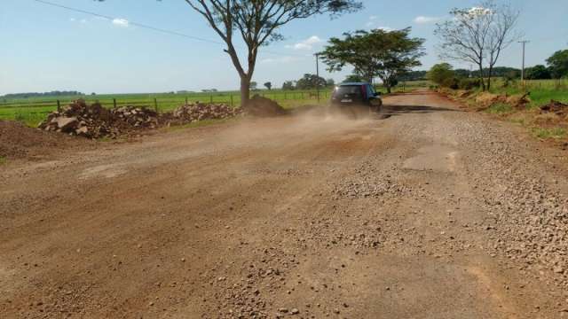 Tapa-buraco &eacute; paralisado e moradores de distrito amea&ccedil;am novo bloqueio