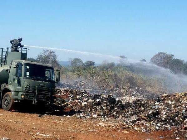 Prefeito pede ajuda do Ex&eacute;rcito para conter inc&ecirc;ndio em &aacute;rea de lix&atilde;o
