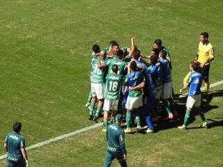 Jogadores do Palmeiras comemorando o terceiro gol (Foto: Reprodução/ Twitter)