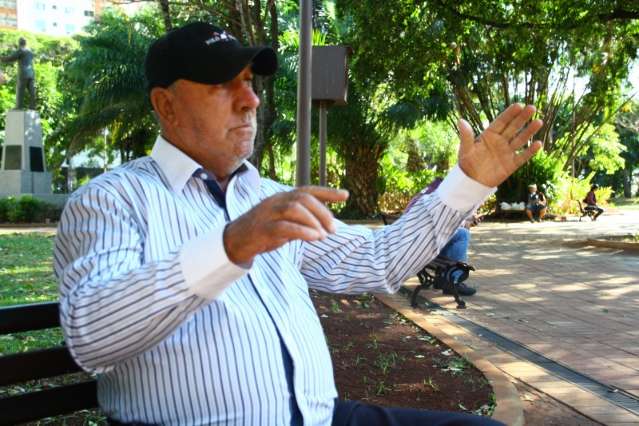 Morador passeia na cidade com medo de ser atingido por &aacute;rvore condenada