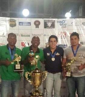 Time do craque Amaral foi campeão na 3ª Copa de Peladas em 2014. (Foto: reprodução/Facebook)