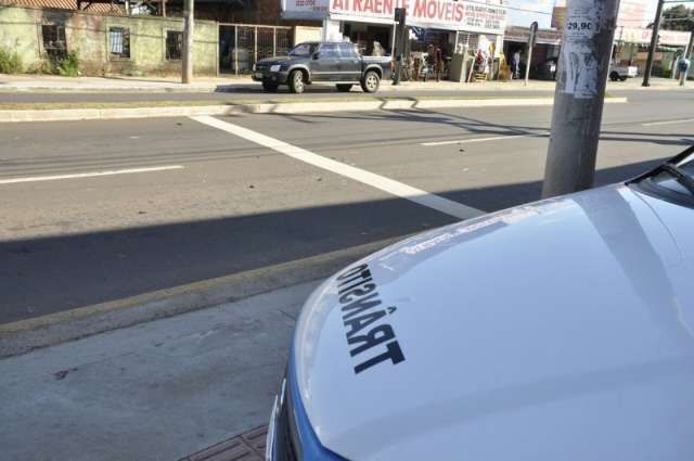 Motociclista faz ultrapassagem mal sucedida e cai entre &ocirc;nibus e camionete
