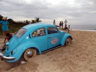 Para fazer fotos com Fusca 74 na praia, casal viaja 1,2 mil km at&eacute; o Paran&aacute;