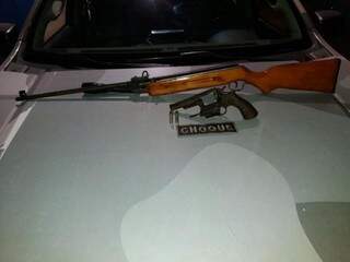 Mãe de amigo entrega e pintor é preso por esconder arsenal de armas Mãe de amigo entrega e pintor é preso por esconder arsenal de armas