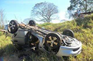 Acidente com carro do Rio Grande do Sul mata motorista perto de Deod&aacute;polis