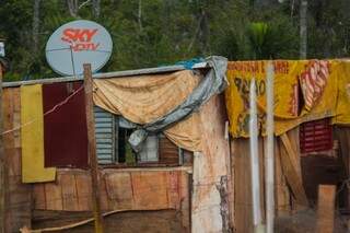 Antenas de operadoras destoam de cenário humilde das casas (Foto: Marcos Ermínio)