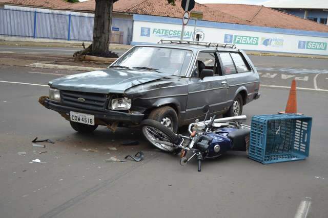  Rapaz fica ferido em acidente envolvendo moto e Belina no Centro 