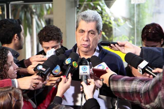 Governador diz que sal&aacute;rios de servidores &ldquo;acima do teto&rdquo; est&atilde;o congelados