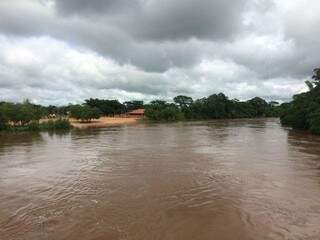 Rio Aquidauana está baixando nível após trégua da chuva e chegou a 6,50 na manhã deste domingo (03). (Foto: Divulgação)