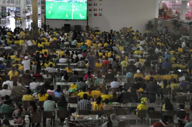 Shopping na fronteira vira ponto de encontro para assistir jogos da Copa