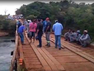 Trabalhadores e moradores ocupam ponte interditada para passagem de veículos pesados (Foto: Reprodução)
