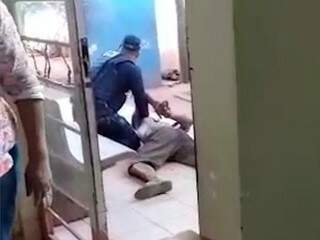 Rapaz &eacute; preso duas vezes por invadir posto, a primeira portando faca