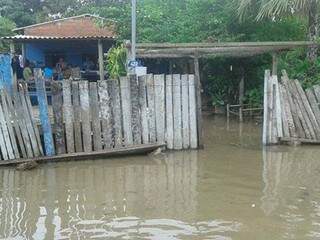 Em Porto Murtinho, 42 famílias da Cohab foram desalojadas de suas casas por conta das chuvas. (Foto: Toninho Ruiz)