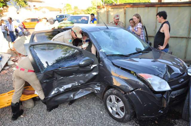  Carro invade preferencial, derruba muro e para dentro de funilaria 