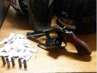 Foram apreendidos durante a ação policial um revólver calibre 38 e papelotes de pasta base de cocaína. (Foto: Diário Corumbaense) 