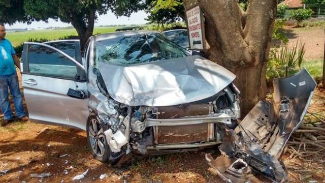 Vereador desiste de ultrapassagem, perde controle e carro bate em &aacute;rvore