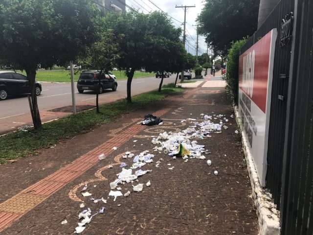 Morador de rua rasga saco e espalha lixo na cal&ccedil;ada da Afonso Pena