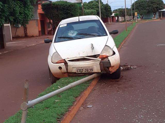 Para n&atilde;o deixar pai sair b&ecirc;bado, jovem pega carro, mas bate em poste