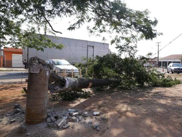 Caminh&atilde;o enrosca em fia&ccedil;&atilde;o, poste cai e posto de sa&uacute;de fica sem energia