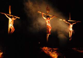 Crucificação de Jesus emocionou público. (Foto: Rogério Sanches - Fátima News)