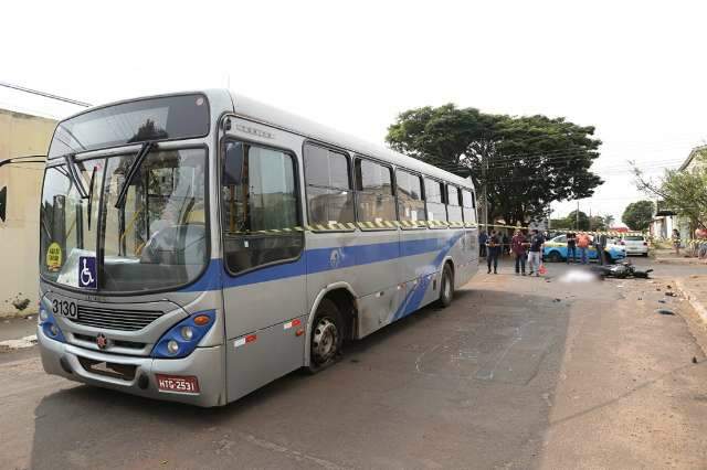 Motociclista de 21 anos morre ao bater em ônibus no Jardim Leblon