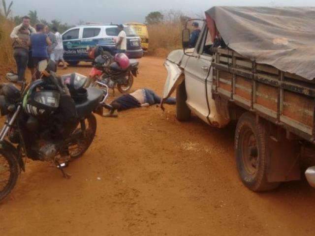 Moto colide em camionete, piloto morre e uma mulher fica gravemente ferida