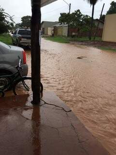 A rua 37 do bairro Nova Campo Grande virou um &quot;rio&quot; após a chuva ( foto Direto das Ruas)