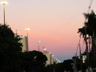 Tempo amanheceu com céu aberto na capital sul-mato-grossense (Foto: Saul Schramm)
